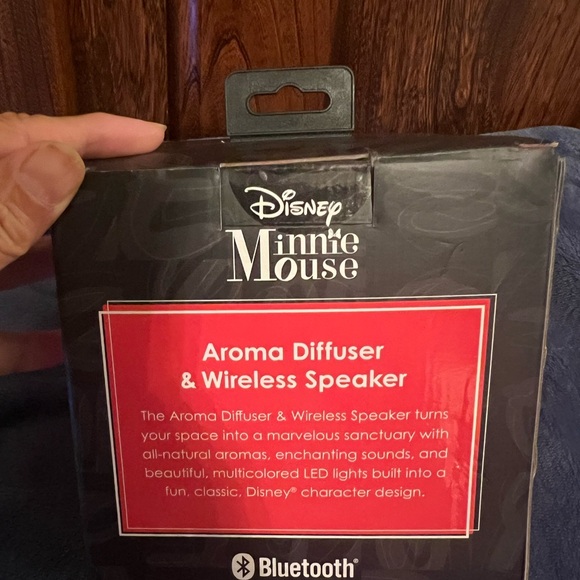 Disney Aroma Diffuser & Wireless Bluetooth Speaker & 3 essential oils, both new - Picture 5 of 8